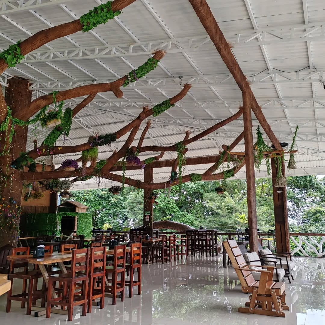 Open-air dining room at Restaurante El Chato